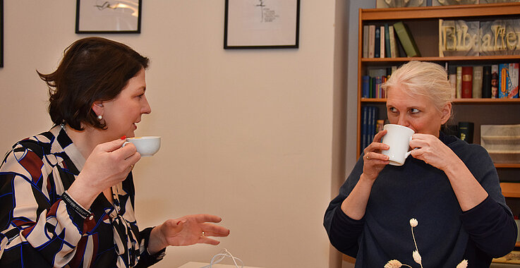 Sophie Lauringer und Elisabeth Birnbaum trinken Kaffee.