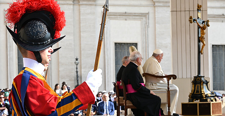 Generalaudienz von Papst Franziskus auf dem Petersplatz im Vatikan