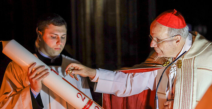 Kardinal Schönborn segnet die Osterkerze