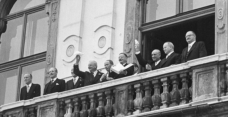 Foto von Erich Lessing: Das Unterschreiben des Staatsvertrags in Wien 1955.