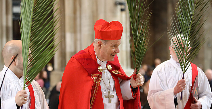 Kardinal Schönborn mit Palmenwedeln