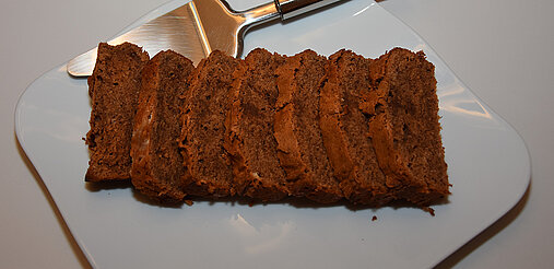 Schokoladenkuchen auf einem Servierteller
