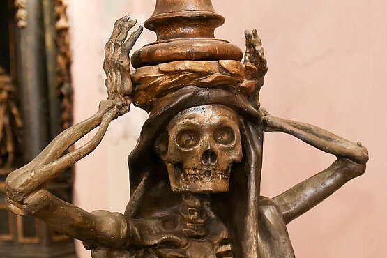 Der Schädel oder Tod dient als Mahnung daran, das irdische Leben in Demut zu führen: "Bedenke, dass du sterben musst" (lat. "Memento mori").