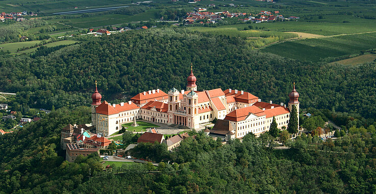 Umgeben von sattem Grün thront Stift Göttweig über der Wachau. Aus der Luft ist die monumentale Anlage besonders schön zu sehen.