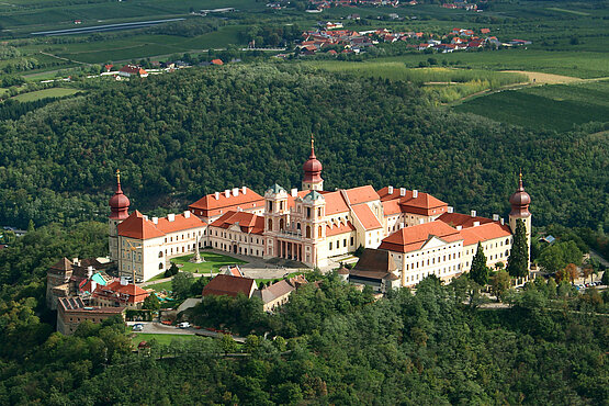 Umgeben von sattem Grün thront Stift Göttweig über der Wachau. Aus der Luft ist die monumentale Anlage besonders schön zu sehen.
