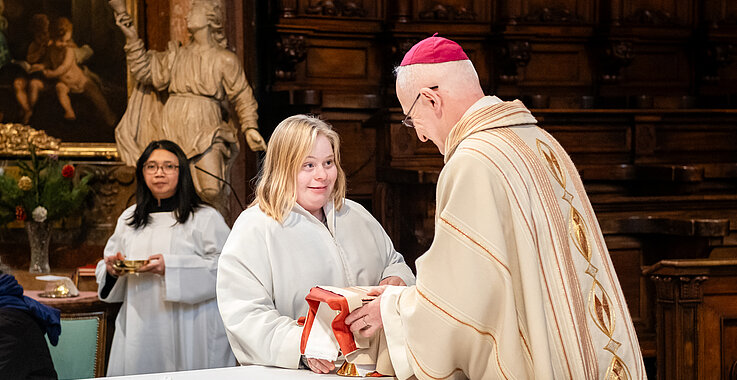 Viele Aufgaben gibt es in einem Gottesdienst. Am 16. März werden sie alle von Menschen mit Down-Syndrom mitgetragen. Das Ministrieren gehört selbstverständlich dazu.