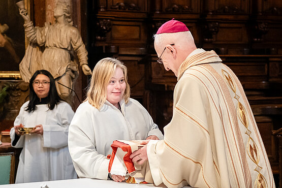 Viele Aufgaben gibt es in einem Gottesdienst. Am 16. März werden sie alle von Menschen mit Down-Syndrom mitgetragen. Das Ministrieren gehört selbstverständlich dazu.