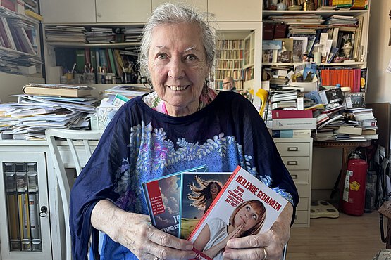 "In In meinen Büchern geht es  darum, wie man es mit den Worten Gottes schafft, dunkle Zeiten zu überstehen", sagt Hedwig Ücker-Geischläger. 