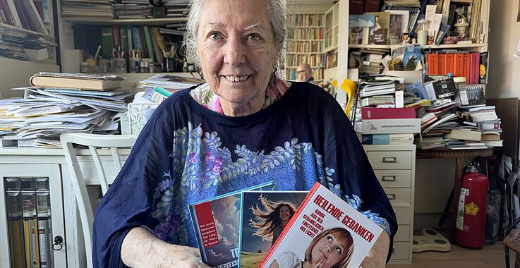"In In meinen Büchern geht es  darum, wie man es mit den Worten Gottes schafft, dunkle Zeiten zu überstehen", sagt Hedwig Ücker-Geischläger. 