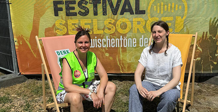 Festivalseelsorgerinnen wie Sabine Kräutel-Höfer (links) sind an allen drei Tagen des Donauinselfest für alle Besucher da. 