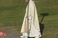Papst Leo XIV mit Nike-Turnschuhen. 