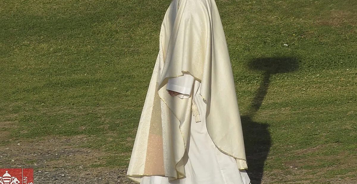 Papst Leo XIV mit Nike-Turnschuhen. 