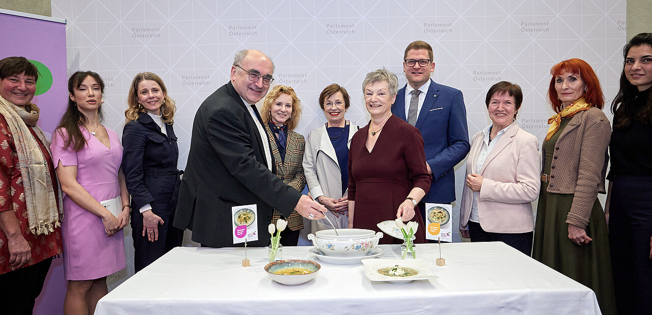 Suppe für einen guten Zweck: Die Katholische Frauenbewegung macht mit ihrer jährlichen Fastensuppenaktion Werbung für weltweite Frauensolidarität.