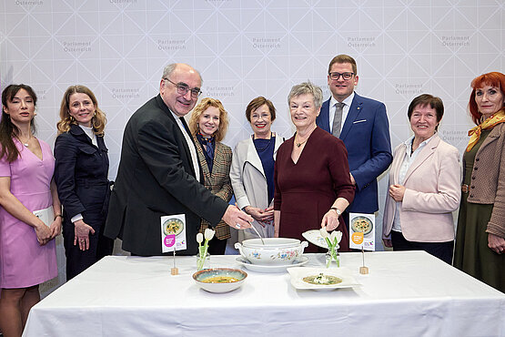 Suppe für einen guten Zweck: Die Katholische Frauenbewegung macht mit ihrer jährlichen Fastensuppenaktion Werbung für weltweite Frauensolidarität.