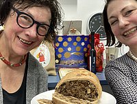 Birgitt Drewes und Sophie Lauringer zeigen den Tiroler Zelten.