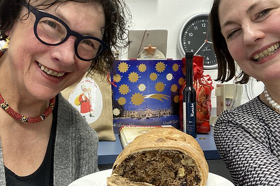 Birgitt Drewes und Sophie Lauringer zeigen den Tiroler Zelten.