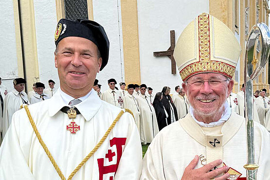 Werner Johler mit dem Salzburger Erzbischof Franz Lackner, der als Großprior die Grabesritter betreut. Ihr Auftrag: „Dauerhafte Hilfe für die Menschen im Heiligen Land, damit sie sehen: Wir lassen sie nicht allein, wir vergessen sie nicht, wir sind solidarisch mit ihnen.“