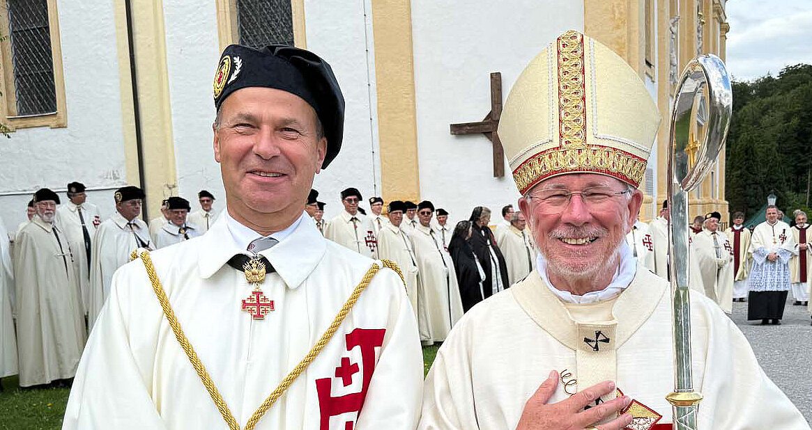 Werner Johler mit dem Salzburger Erzbischof Franz Lackner, der als Großprior die Grabesritter betreut. Ihr Auftrag: „Dauerhafte Hilfe für die Menschen im Heiligen Land, damit sie sehen: Wir lassen sie nicht allein, wir vergessen sie nicht, wir sind solidarisch mit ihnen.“