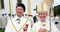 Werner Johler mit dem Salzburger Erzbischof Franz Lackner, der als Großprior die Grabesritter betreut. Ihr Auftrag: „Dauerhafte Hilfe für die Menschen im Heiligen Land, damit sie sehen: Wir lassen sie nicht allein, wir vergessen sie nicht, wir sind solidarisch mit ihnen.“