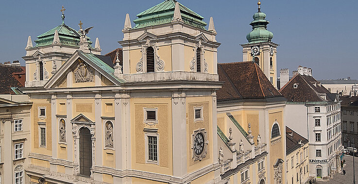 Die Westfassade des Schottenstifts