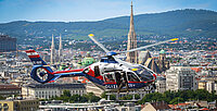 Der Polizeihubschrauber Libelle fliegt über Wien. 