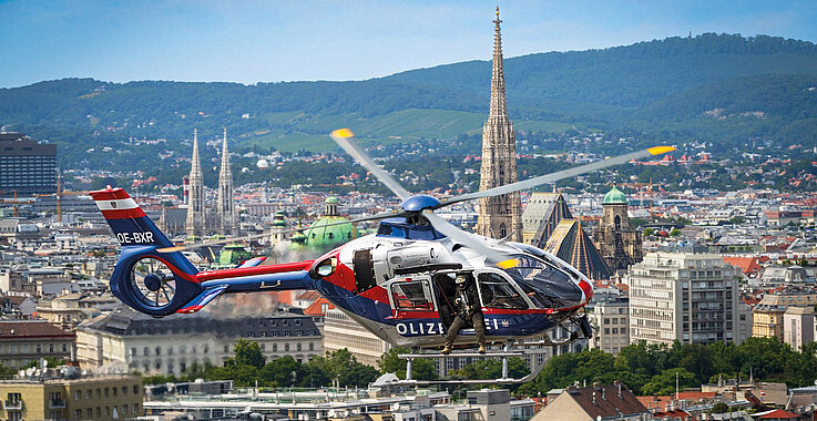 Der Polizeihubschrauber Libelle fliegt über Wien. 