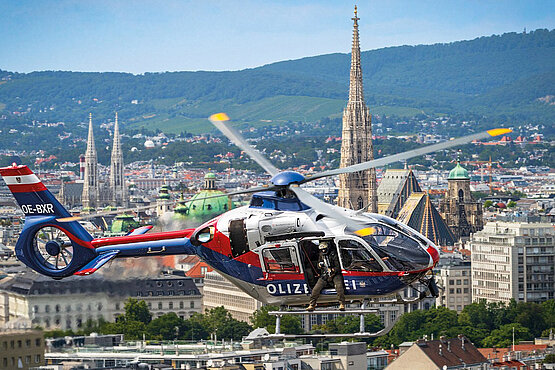Der Polizeihubschrauber Libelle fliegt über Wien. 