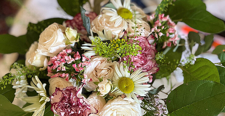 Ein bunter Blumenstrauß ziert den Tisch bei Susanne Kalss.