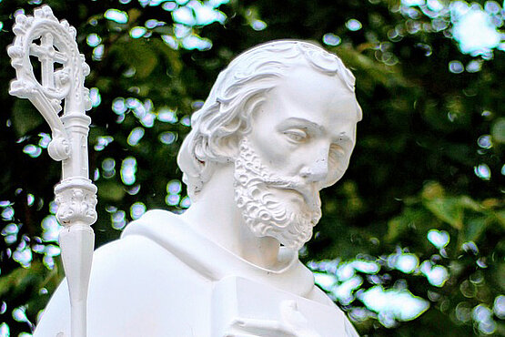 Eine Statue des heiligen Benedikts von Nursia. 