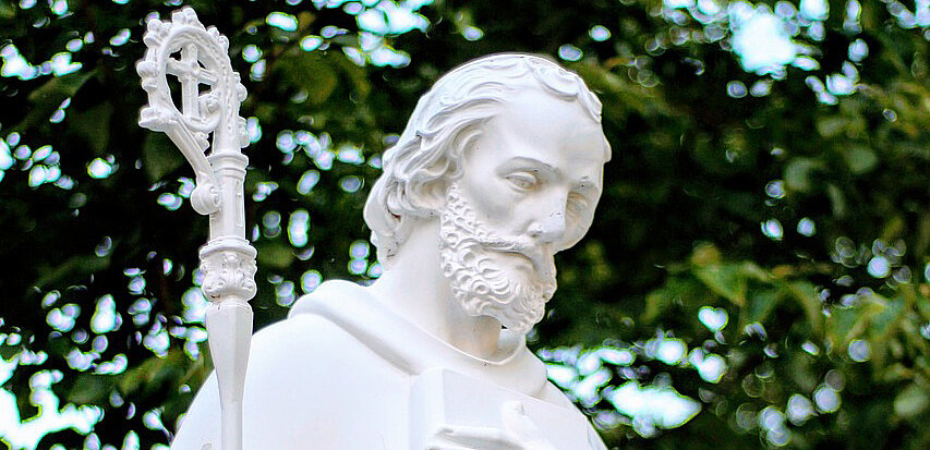 Eine Statue des heiligen Benedikts von Nursia.