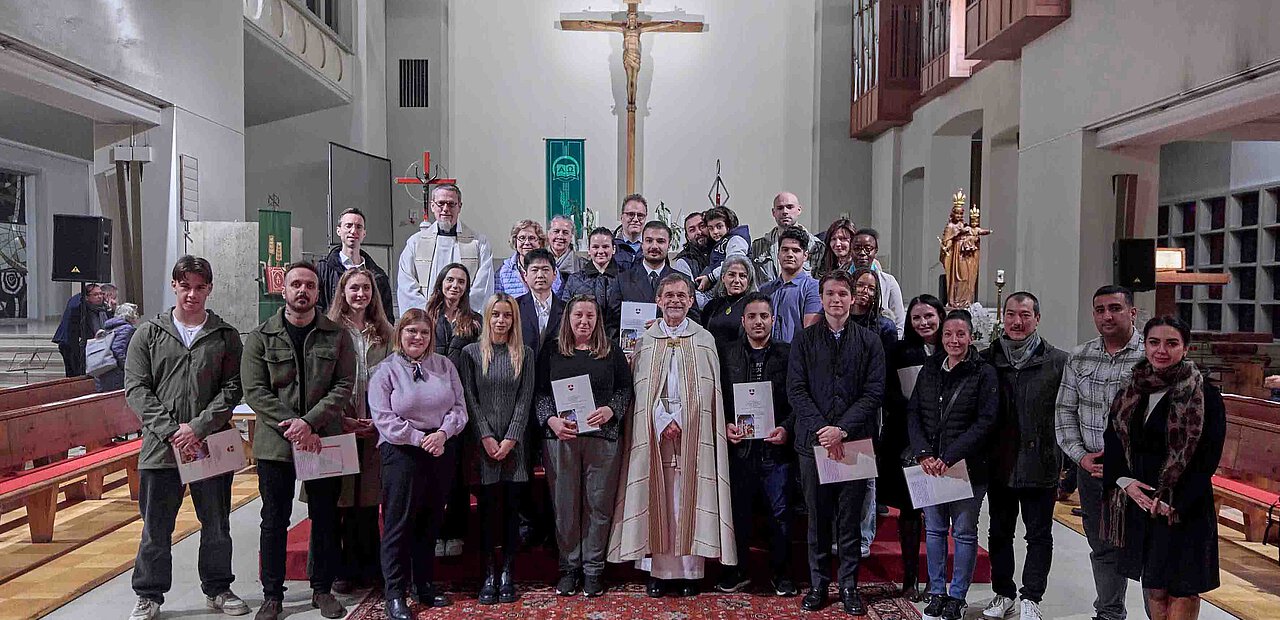 Auf dem Weg zur Taufe: Grünwidl mit den Taufbewerberinnen und -bewerbern.