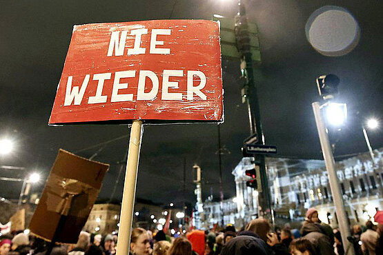 Schild mit Aufschrift: "Nie wieder"