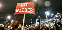 Schild mit Aufschrift: "Nie wieder"