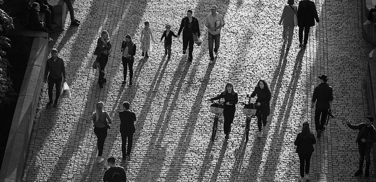 Menschen, die durch die Stadt gehen, von oben fotografiert