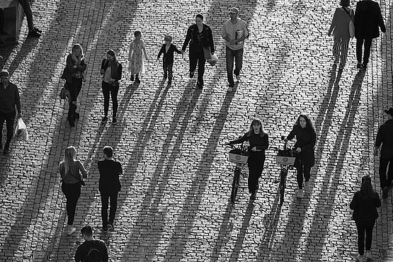 Menschen, die durch die Stadt gehen, von oben fotografiert
