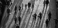 Menschen, die durch die Stadt gehen, von oben fotografiert