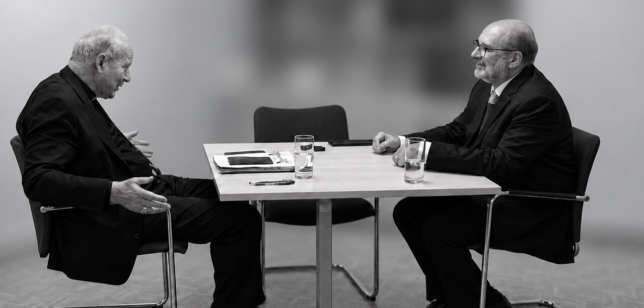 Kardinal Schönborn und Stephan Baier im Gespräch