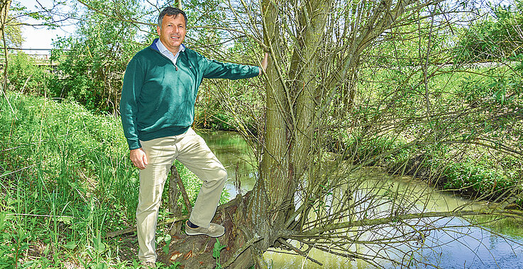 Maximilian Hardegg lehnt gegen einen Baum