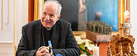 Kardinal Christoph mit Weihnachtskrippe