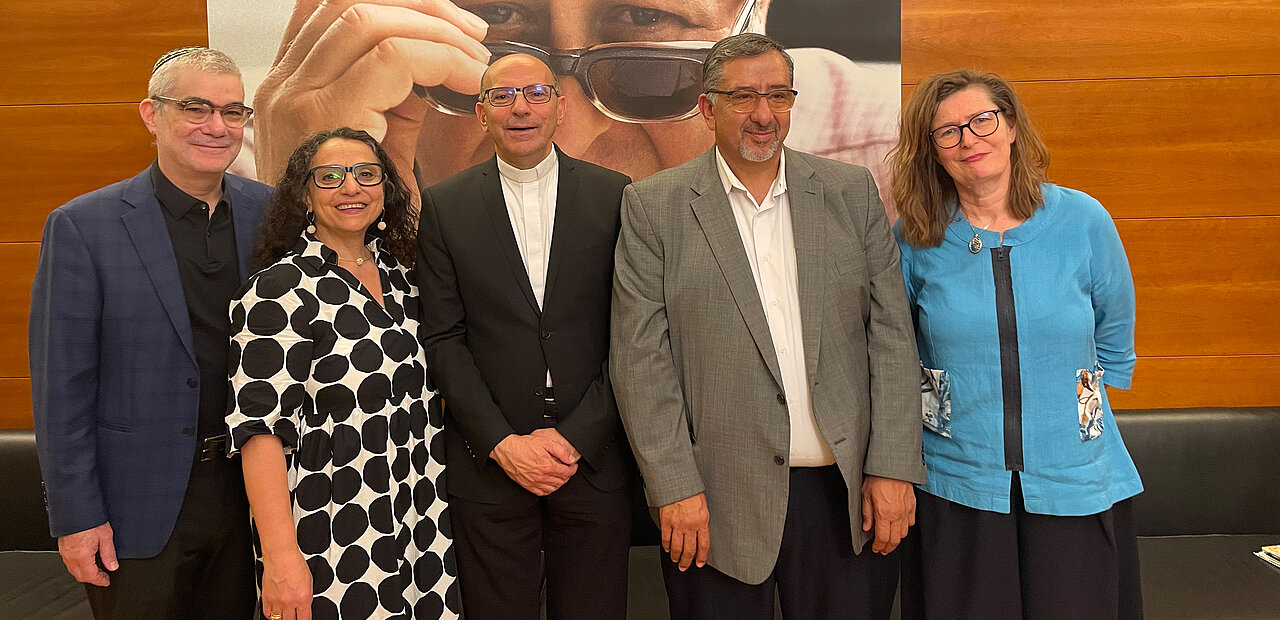 Religion und Ethik in Zeiten von Krieg bei der Veranstaltung sprachen Rabbi Brant Rosen, Moderatorin Viola Raheb, Pastor Mitri Raheb, Wissenschaftler Mohammed Abu-Nimer und Sabine Kroissenbrunner, Generalsekretärin vom Bruno Kreisky Forum.