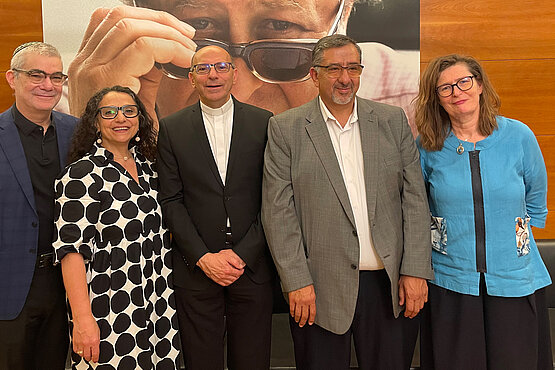 Religion und Ethik in Zeiten von Krieg bei der Veranstaltung sprachen Rabbi Brant Rosen, Moderatorin Viola Raheb, Pastor Mitri Raheb, Wissenschaftler Mohammed Abu-Nimer und Sabine Kroissenbrunner, Generalsekretärin vom Bruno Kreisky Forum. 