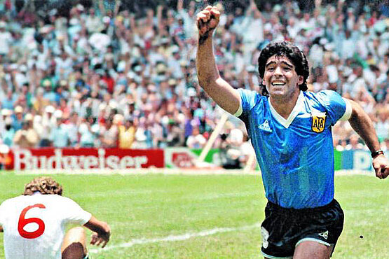 „La mano de Dios“ Der Argentinier Diego Maradona jubelt nach seinem legendären Tor bei der Fußball-WM 1986. 