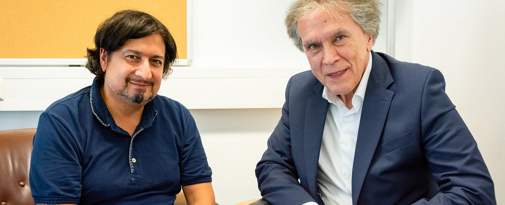 Stefan Hauser im Gespräch mit Botschafter Emil Brix. Aufgrund einer Erkrankung ist der Rollstuhl ein wichtiges Fortbewegungsmittel.