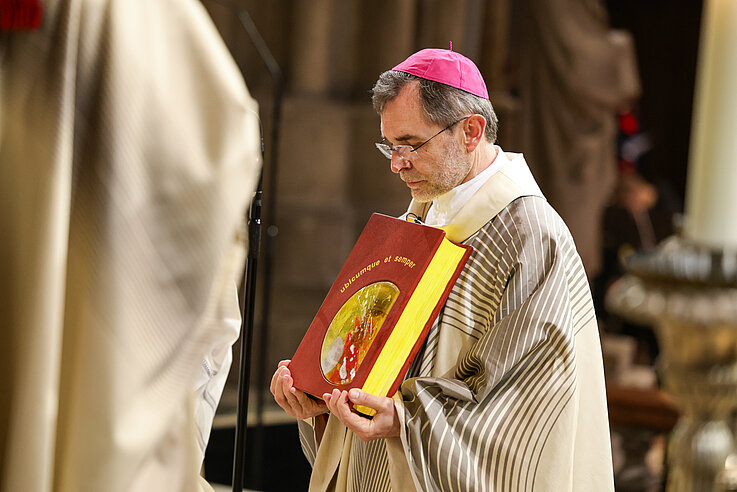 Josef Grünwidl mit dem Evangelien-Buch bei seiner Weihe zum Erzbischof von Wien. 