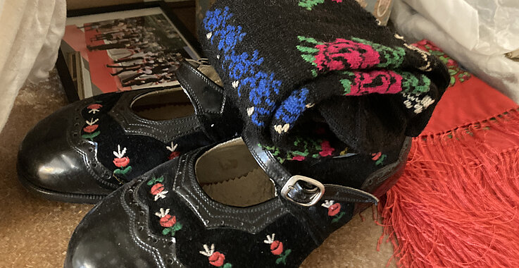 Passende Accessoires runden den perfekten Trachtenlook ab.
