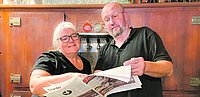 Barbara und Gerhard Müller mit dem SONNTAG in der historischen Schank. 
