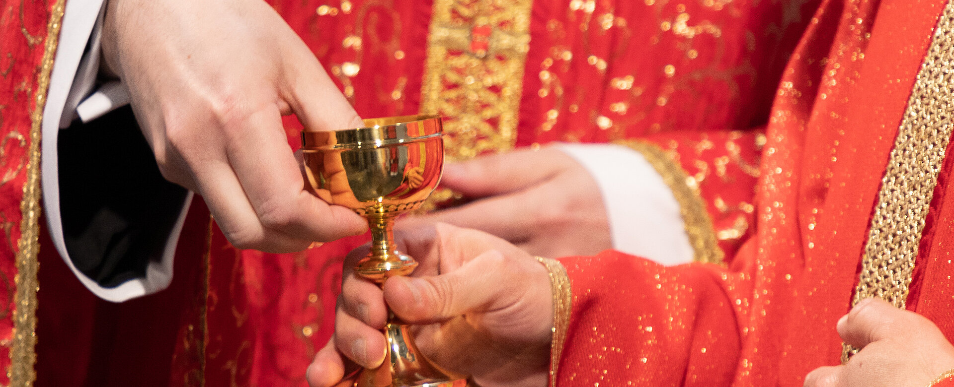 Die liturgische Farbe Rot steht für Blut und Feuer.