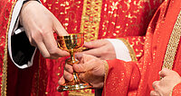 Die liturgische Farbe Rot steht für Blut und Feuer.