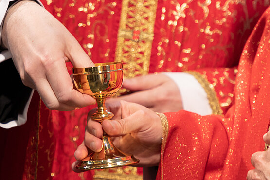 Die liturgische Farbe Rot steht für Blut und Feuer.