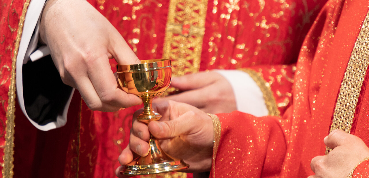 Die liturgische Farbe Rot steht für Blut und Feuer.